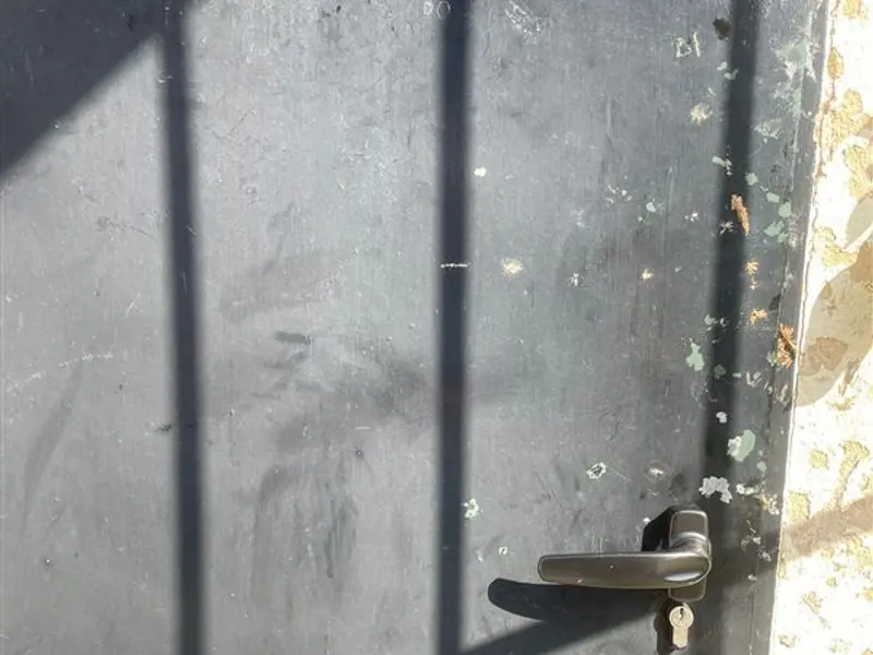 Cerradura revisada en una puerta metálica